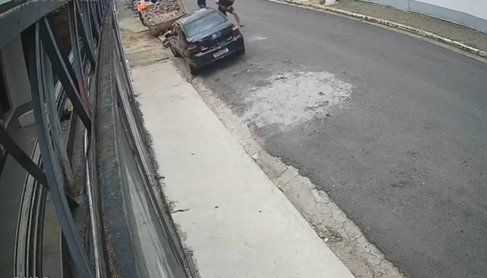 Momento em que delegado José Belarmino Junior foi atingido por disparos em Santo Amaro, na zona sul de São Paulo 
             -       
        Reprodução/Câmera de segurança