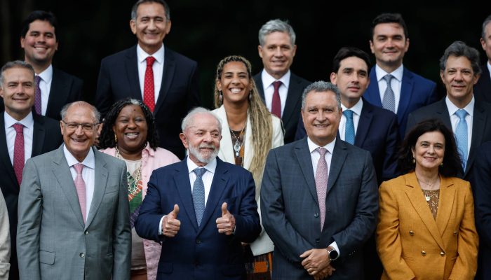 Lula (PT) ao lado de ministros após a última reunião ministerial realizada neste ano, em janeiro
             -       
        Gabriela Biló - 20.jan.2025/Folhapress