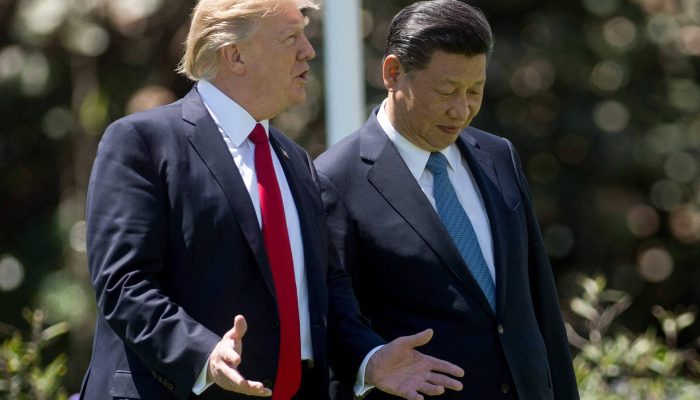 Presidente dos Estados Unidos, Donald Trump, conversa com Xi Jinping, presidente chinês, em visita do mandatário asiático aos EUA em 2017
             -       
        JIM WATSON - 7.abr.17/AFP