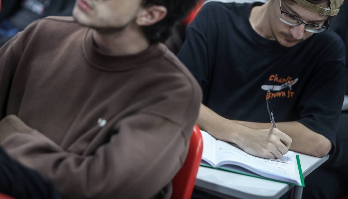Na imagem, alunos do Cursinho Oficina do Estudante, em Campinas, em aula preparatória de historia para o vestibular.
             -       
        Felipe Iruatã - 29.abr.25/Folhapress