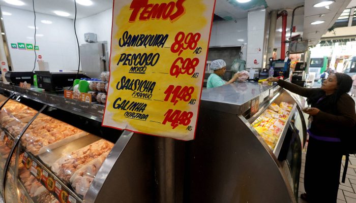 Nesta terça-feira (27), ao preço do frango voltou a subir e deve fechar o mês com alta superior a 1%
             -       
        Jorge Silva/Reuters