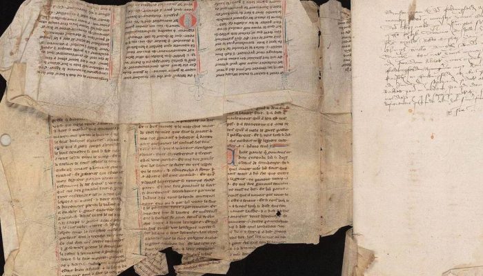 O texto antigo foi encontrado costurado a um registro de propriedades do século 16


             -       
        Biblioteca de la Universidad de Cambridge