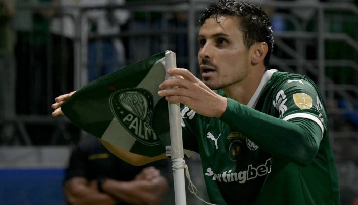 Raphael Veiga comemora um dos seis gols do Palmeiras sobre o Sporting Cristal, pela fase de grupos da Libertadores
             -       
        Nelson Almeida - 28.mai.25/AFP