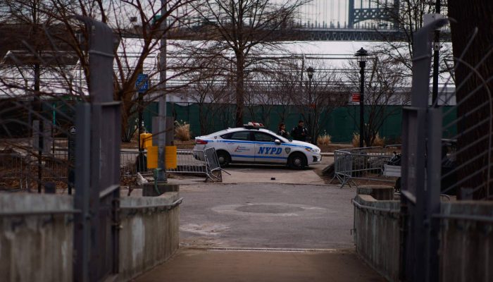 Policiais de Nova York montam guarda do lado de fora do abrigo para migrantes da cidade
             -       
        Kena Bentacur - 24.fev.2025/AFP