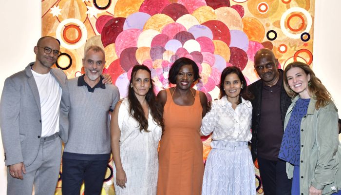 Os produtores Mauricio Mota, Marcos Nisti, Luana Lobo, a atriz e produtora Viola Davis, a presidente do Instituto Alana, Ana Lucia Villela, o produtor Julius Tennon e a roteirista e diretora Estela Renner
             -       
        Iara Morselli /Divulgação