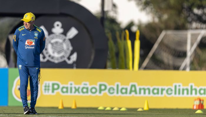 O técnico italiano Carlo Ancelotti durante treinamento da seleção brasileira no CT do Corinthians, em São Paulo
             -       
        Danilo Verpa - 2.jun.2025/Folhapress