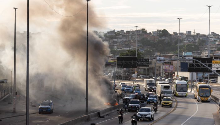 Tiroteio durante operação policial no Complexo de Israel, na zona norte do Rio, fechou avenida Brasil e Linha Vermelha em fevereiro
             -       
        Eduardo Anizelli - 12.fev.25/Folhapress