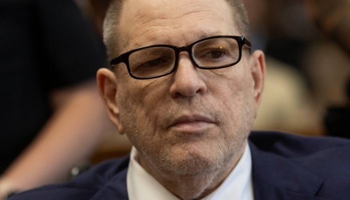 O ex-produtor de cinema de Hollywood, Harvey Weinstein, comparece ao Tribunal Criminal de Manhattan para seu novo julgamento por acusações de estupro e agressão sexual na cidade de Nova York, EUA, em 12 de junho de 2025.
             -       
        Christian Monterrosa/Reuters