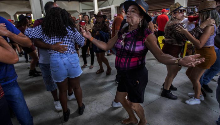 Eliziária Teixeira de Oliveira, "a galega de Santa Rita", dança no mercado público de Galante, distrito de Campina Grande (PB)
             -       
        Marlene Bergamo/Folhapress