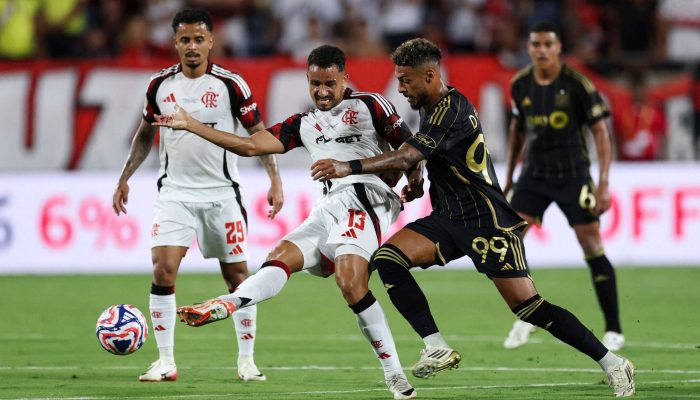 Danilo (à esq.) disputa a bola com Denis Bouanga durante duelo entre Flamengo e Los Angeles FC
             -       
        Dan Mullan/AFP