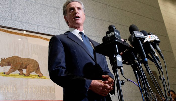 O governador da Califórnia, Gavin Newsom, fala à imprensa após audiência sobre uso de tropas da Guarda Nacional em meio a varreduras federais de imigração, na Suprema Corte do Estado da Califórnia, em São Francisco
             -       
        Yuri Avila/12.jun.25/Reuters