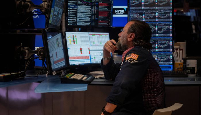 Operador de mercado em sua mesa de trabalho.
             -       
        Jeenah Moon/REUTERS
