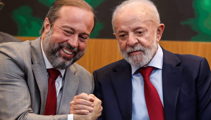 O ministro de Minas e Energia, Alexandre Silveira e o presidente Luiz Inácio Lula da Silva, durante reunião extraordinária do Conselho Nacional de Política Energética
             -       
        Gabriela Biló - 25.jun.25/Folhapress