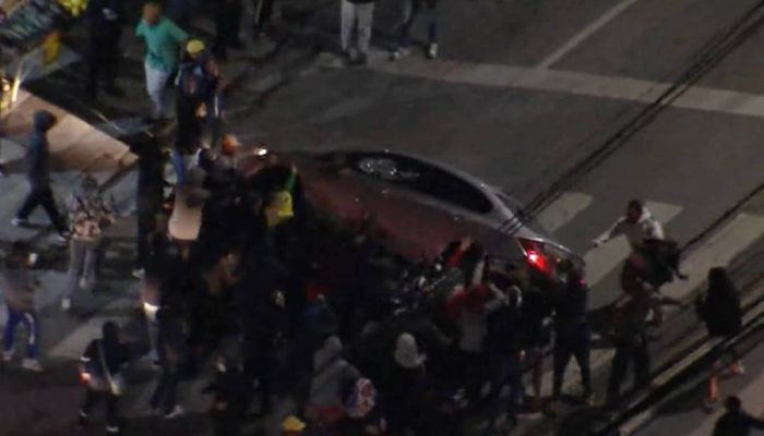 Veículo sendo tombado em Paraisópolis na noite de quinta-feira (10)
             -       
        Reprodução/TV Globo
