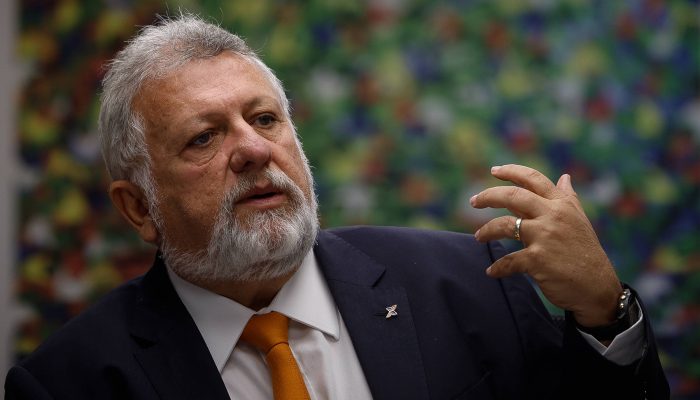 O presidente da Caixa Econômica Federal, Carlos Vieira, durante entrevista à Folha em seu gabinete, na sede do banco em Brasília.
             -       
        Pedro Ladeira/BRASILIA, DF,  BRASIL - 08/07/2025 (Foto: Pedro Ladeira/Folhapress)