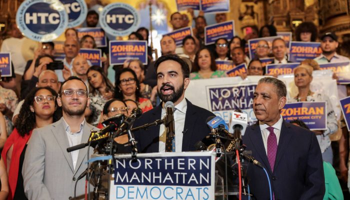 Zohran Mamdani, candidato democrata à Prefeitura de Nova York, em evento de campanha com apoiadores

             -       
        Jeenah Moon/REUTERS