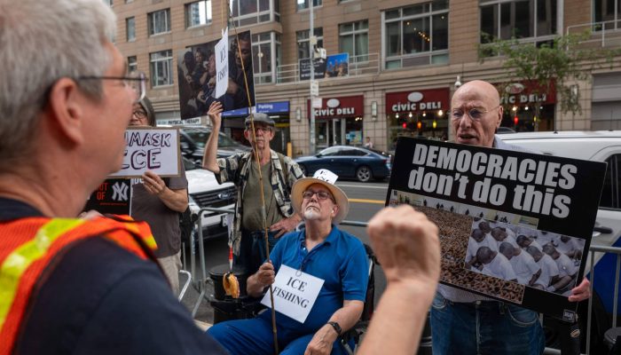 Ativistas realizam um protesto contra as políticas migratórias do presidente Donald Trump em frente ao tribunal de imigração em Nova York
             -       
        Spencer Platt - 10.jul.25/Getty Images via AFP