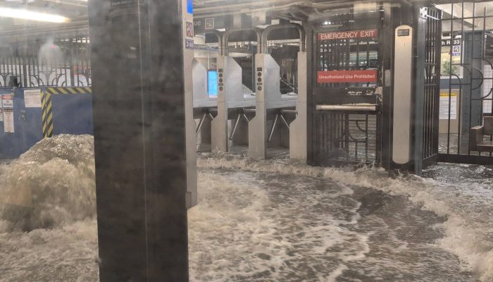 Chuvas alagam ruas e metrô em Nova York; veja vídeo - 15/07/2025 - Mundo