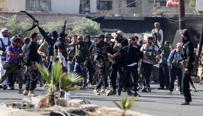 Oficiais das Forças de Segurança Interna escoltam um prisioneiro druso e impedem que seja atacado por beduínos
             -       
        Khalil Ashawi/Reuters