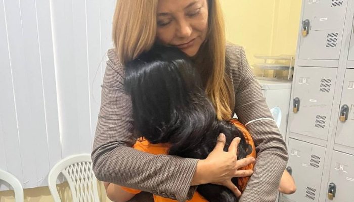 A promotora Silvana Cavalcanti abraça indígena que denunciou violência em prisão
             -       
        MP/Amazonas