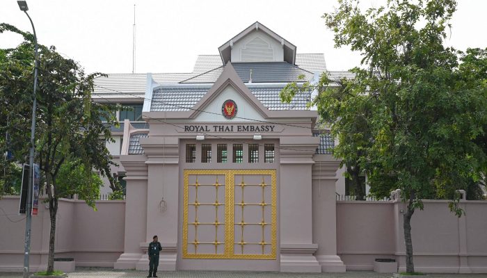 Policial cambojano em frente à embaixada tailandesa em Phnom Penh
             -       
        Tang Chhin Sothy/AFP