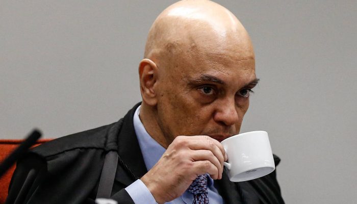 O ministro Alexandre de Moraes descartou prender o ex-presidente Jair Bolsonaro após primeiro descumprimento de medidas cautelares
             -       
        Gabriela Biló - 24.set.24/Folhapress