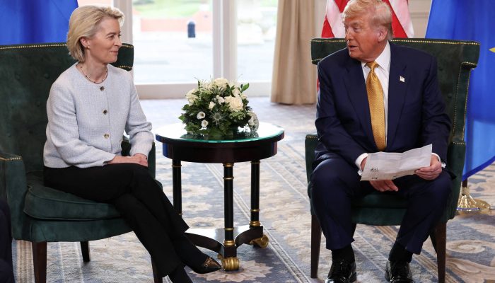 Ursula Von der Leyen e Donald Trump conversam sobre acordo comercial entre UE e EUA
             -       
        Evelyn Hockstein/Reuters