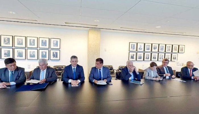 Comitiva de senadores brasileiros em reunião na Embaixada do Brasil em Washington
             -       
        Divulgação/Nelsinho Trad