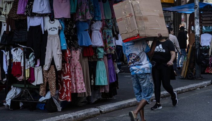 Homem carrega caixa em área comercial em São Paulo



             -       
        Rafaela Araújo - 16.jul.25/Folhapress