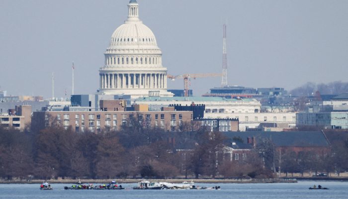 Equipes investigam destroços na água após colisão entre helicóptero e avião em Washington, em janeiro
             -       
        Carlos Barria - 30.jan.25/Reuters