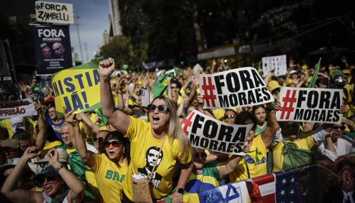 Manifestantes bolsonaristas na avenida Paulista, no domingo (3)