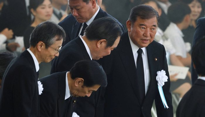 O primeiro-ministro do Japão, Shigeru Ishiba, participa da cerimônia que marca os 80 anos da bomba atômica lançada pelos EUA em Hiroshima
             -       
        Kim Kyung-Hoon - 5.ago.25/Reuters