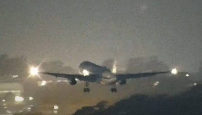 Aeronave da Força Aérea dos Estados Unidos pousando no Aeroporto de Guarulhos
             -       
        Reprodução Golf Oscar Romeo
