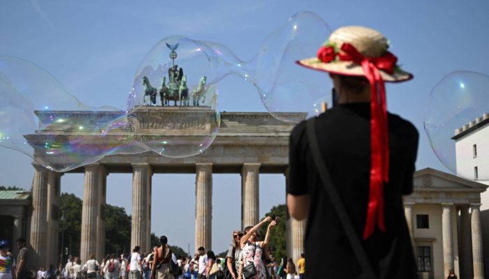 Turistas visitam Portão de Brandemburgo, em Berlim, na Alemanha
             -       
        Annegret Hilse - 15.ago.2025/Reuters
