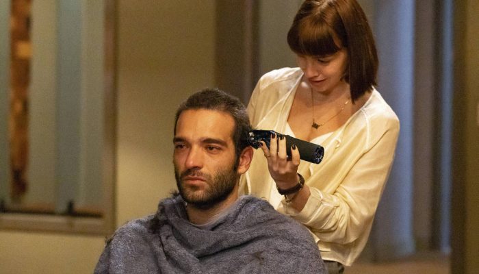 Solange (Alice Wegmann) corta o cabelo de Afonso (Humberto Carr&atilde;o)
             -       
        Manoella Mello/Globo