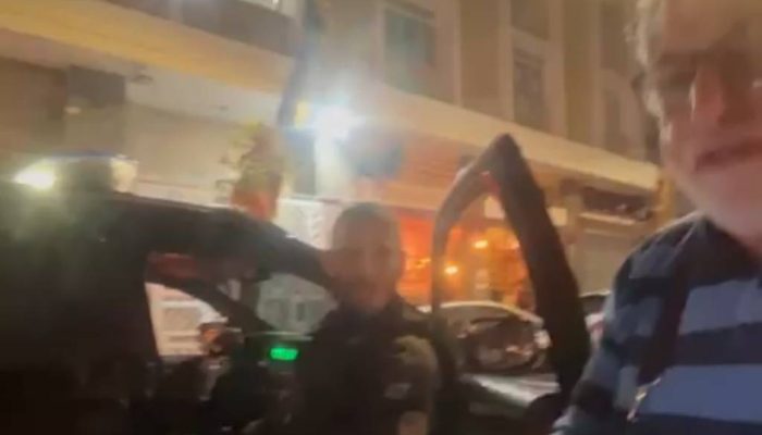 Mauro Caseri discute com policial civil em frente a bar no centro de SP
             -       
        Reprodução