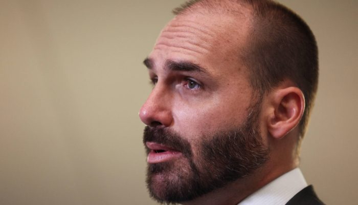 Eduardo diz que Moraes quer matar Bolsonaro com prisão - 22/11/2025 - Poder