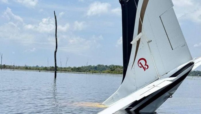 Avião carregado com drogas após ser lançado em represesa no interior do Amazonas durante perseguição aérea
             -       
        @fab_oficial
