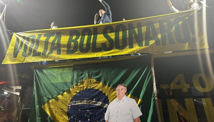 Líder do PL na Câmara, Sóstenes Cavalcante (RJ) discursa em carro de som de vigília em frente à casa de Bolsonaro, onde cumpre prisão domiciliar, no dia em que foi condenado a 27 anos de prisão pelo STF.
             -       
        Marianna Holanda-11.set.2025/Folhapress