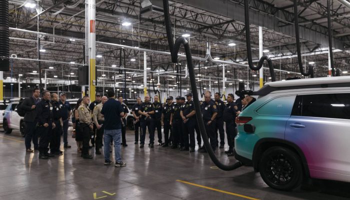 Trabalhadores de emergência em fábrica da Zoox em Las Vegas
             -       
        Mikayla Whitmore - 14.set.25/The Washington Post