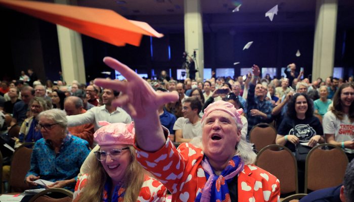 Público joga aviõezinhos de papel, uma das tradições da cerimônia de entrega do IgNobel 
             -       
        Brian Snyder/Reuters
