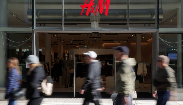 H&M aumenta lucros em 40% após esforços de recuperação - 25/09/2025 - Mercado