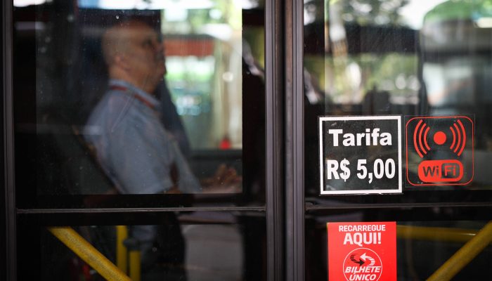 Passageiros circulam no terminal Santo Amaro no primeiro dia de aumento nas tarifas de ônibus e metrô em São Paulo
             -       
        Zanone Fraissat/Folhapress