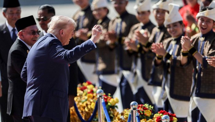 Trump chega à Malásia e faz dancinha no aeroporto - 26/10/2025 - Mundo