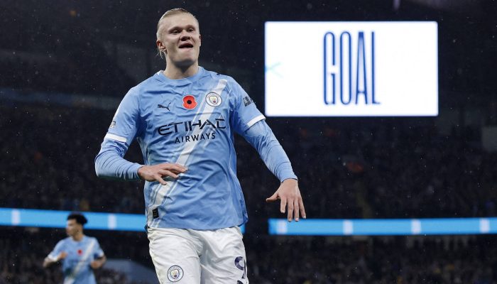 O norueguês Haaland (esq.) supera na média de gols tanto o argentino Messi (centro) como o português Cristiano Ronaldo  -              
                              
                  Paul Childs, Lluis Gene e Ruben Sprich /                
              
                              Reuters, AFP e Reuters