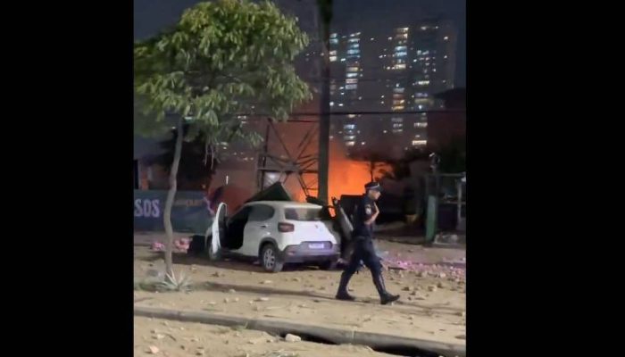A explosão em um galpão no cruzamento das avenidas Celso Garcia e Salim Farah Maluf atingiu vários carros na noite desta quinta-feira (13)
             -       
        Reprodução/@FerdiBuono no X