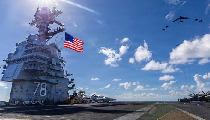 B-52 escoltado por caças F/A-18 visto do deque do USS Gerald Ford na região da América Latina
             -       
        Marinha dos EUA - 13.nov.2025