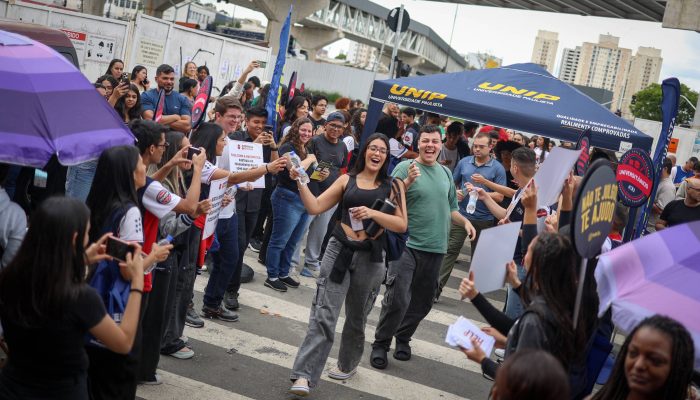 Chegada dos candidatos na Unip, em São Paulo, no primeiro dia de provas do Enem; segundo dia de provas deve ser sob chuva forte em grande parte do país
             -       
        Felipe Iruatã - 9.nov.25/Folhapress