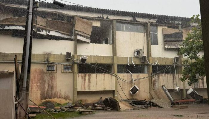 Estrutura da escola de aplicação da UFPA desaba em dia de chuva forte
             -       
        Kamilkia Kisedje/