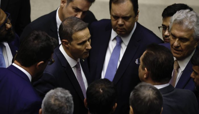 O deputado Guilherme Derrite (ao centro, conversando com parlamentares aliados) é o relator do PL Antifacção, aprovado no plenário da Câmara dos Deputados
             -       
        Pedro Ladeira/Folhapress